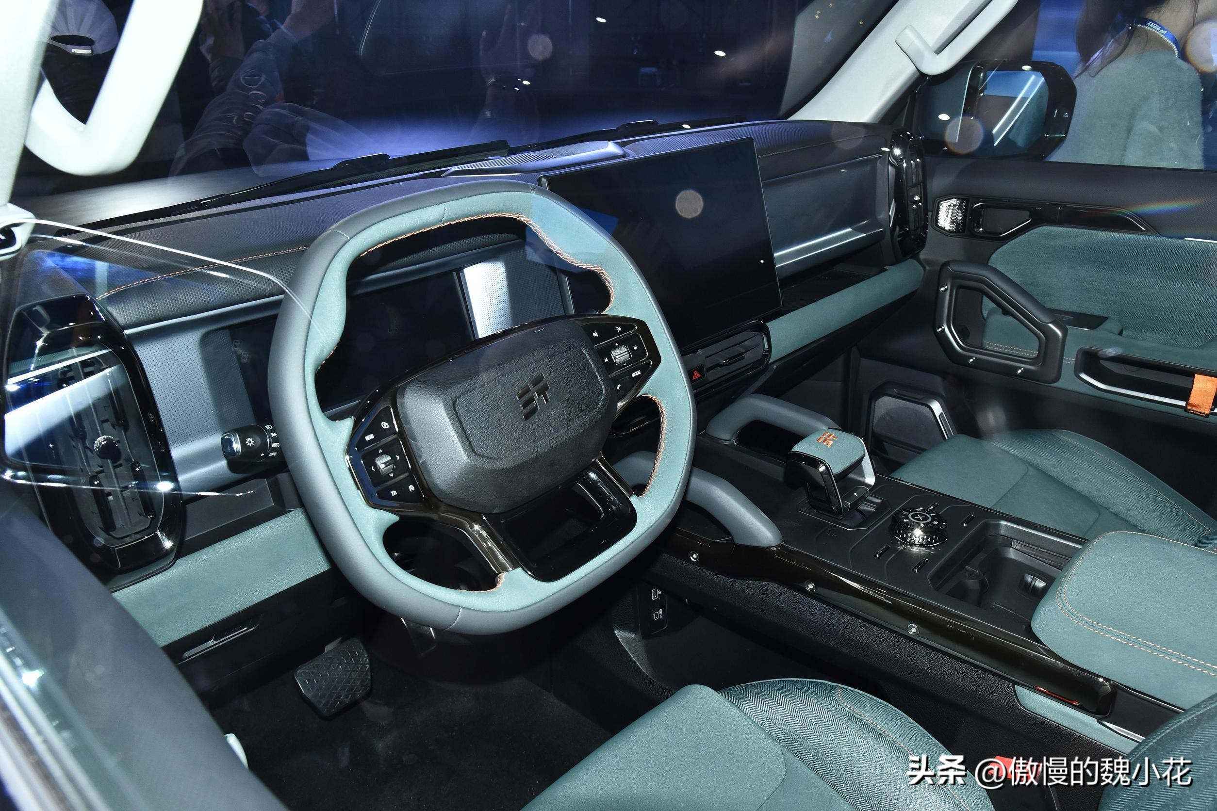 捷途旅行者7座黑武士版实车,国产路虎卫士捷途旅行者