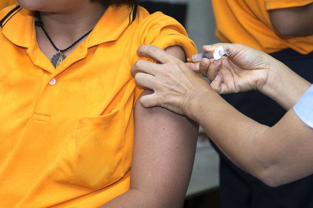 春天感染新冠的几率大吗,男性染上病毒有生育的影响吗