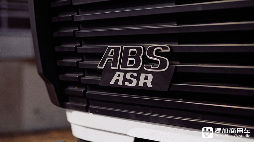 车龄32年性能如新，带你看德国卡车收藏家的爱车：奔驰MK1222S