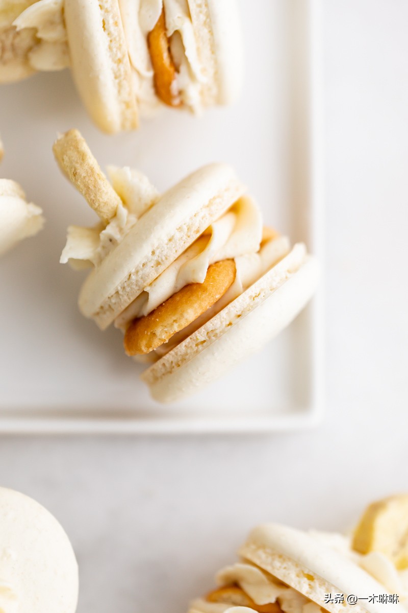 香蕉布丁风味法式马卡龙、香蕉布丁糖霜、尼拉威化饼和冻干香蕉