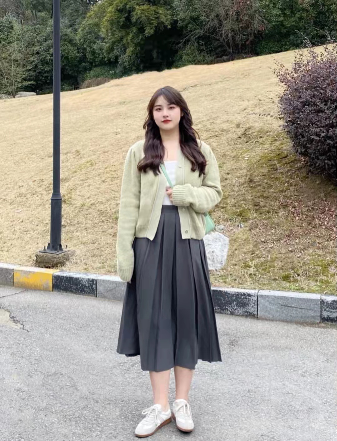 黑色卫衣和灰色百褶短裙搭配图片,灰色百褶裙搭配什么上衣好看