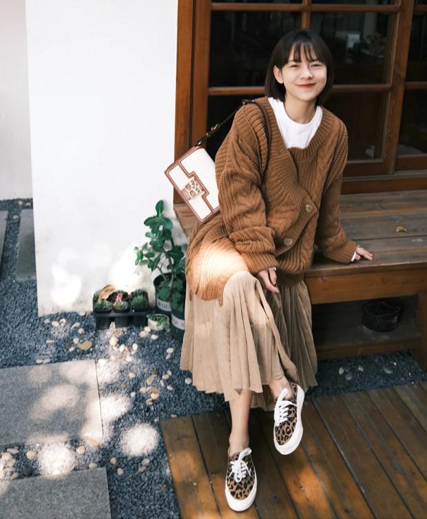 卡其色的配色干净又洋气,卡其色和什么颜色配色最好看