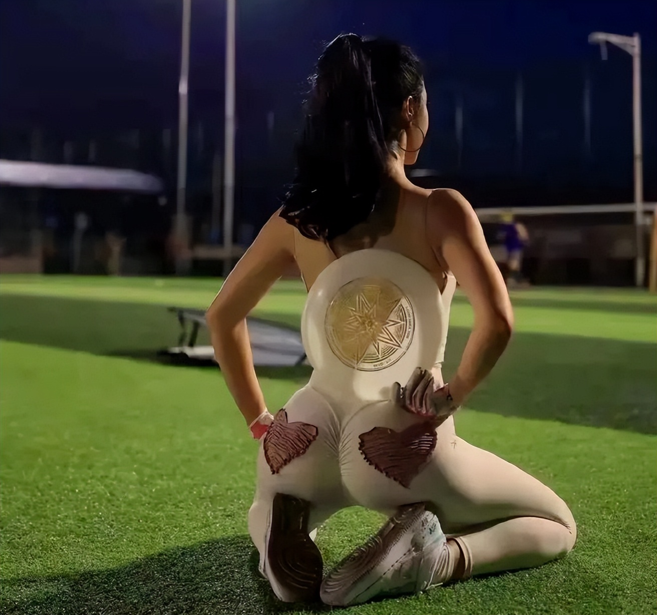 上海街头魔幻一幕：大批美女雨中激情搓澡