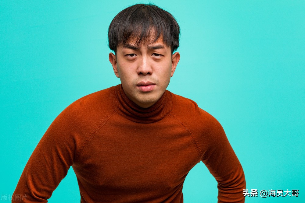 船员辛苦赚钱，恰遇船上过年，船长带头娱乐把船员害惨了