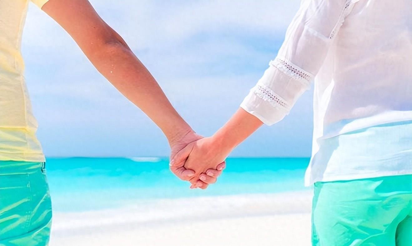 江苏一“鸭店”被警方捣毁，嫖客竟全是女富婆，最小嫖客才25岁！