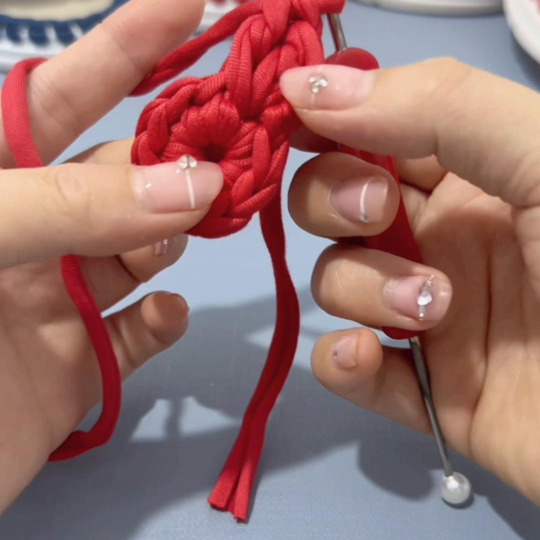 布条线编织桃花凉拖鞋视频教程,拼色布条线凉拖鞋编织教程