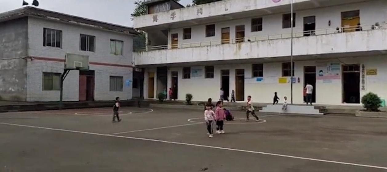 小孩爸爸被关在小黑屋,父亲把儿子关进小黑屋电视剧