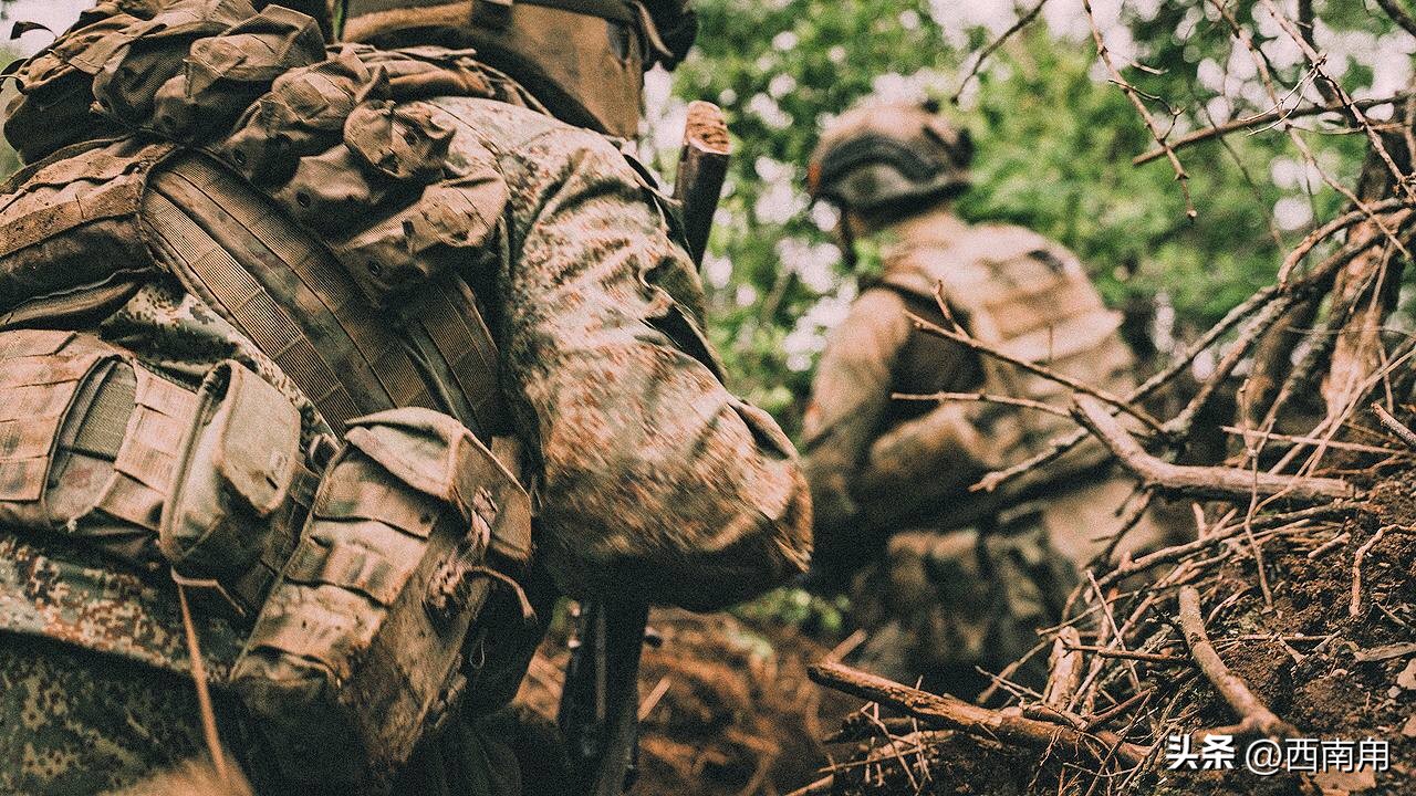 为了心中的执念，俄51岁的体育老师披甲上阵，只求战死的学生安息