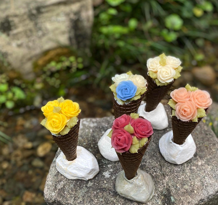 夏日的甜蜜诱惑:玫瑰花冰淇淋,盛开在夏日里的美味“花束”