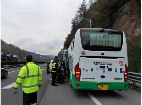 客车高速抛锚处置,旅游大巴高速抛锚交警暖心帮助