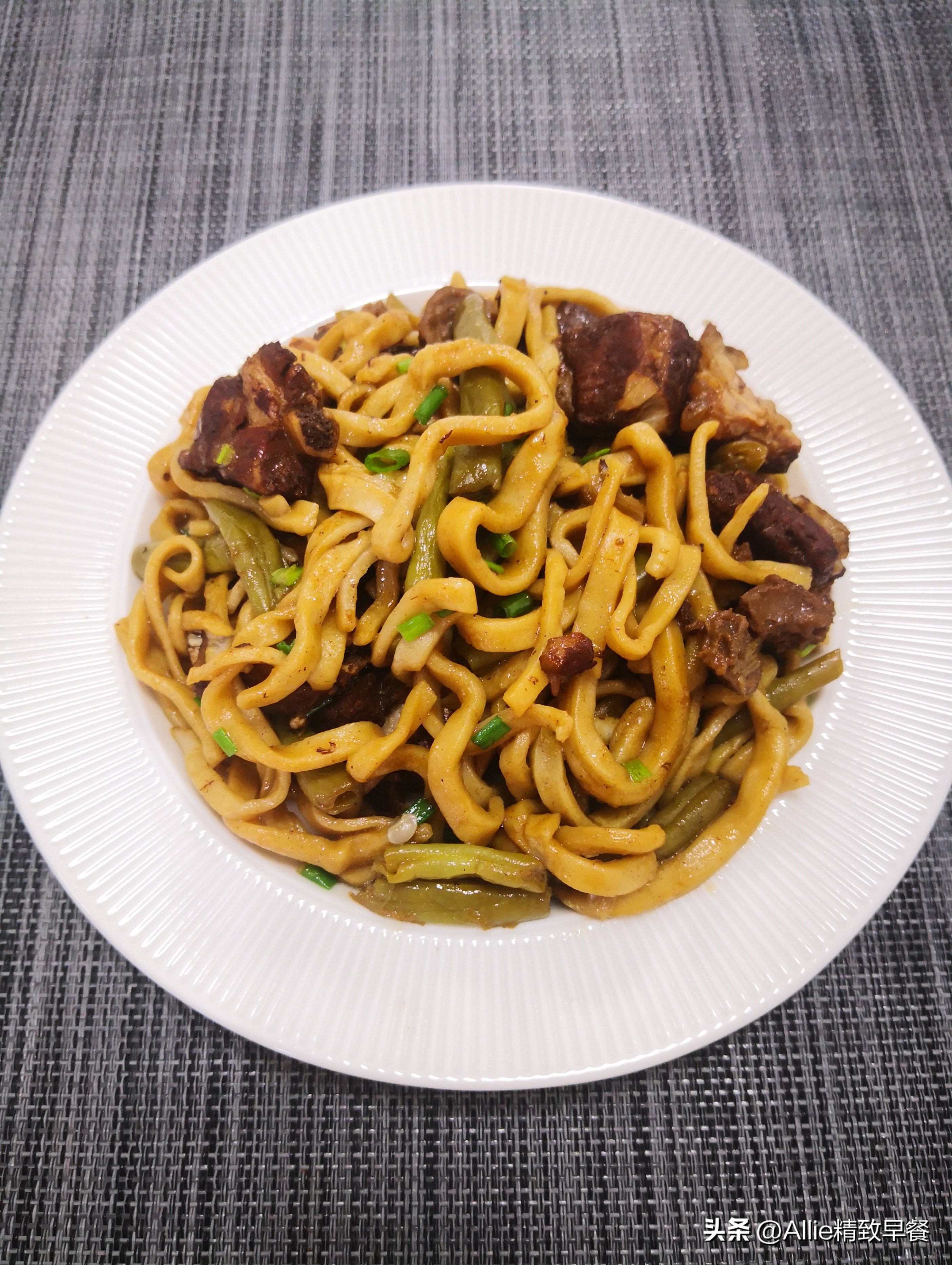 生面条做焖面怎么老是粘锅,焖面怎么做才能软烂不粘锅