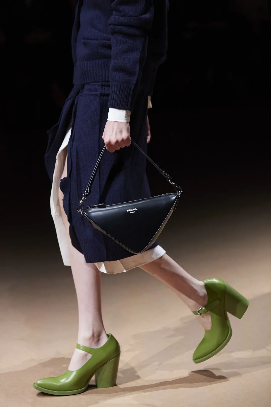 在Prada的戏梦中，以对立之境现原生之美