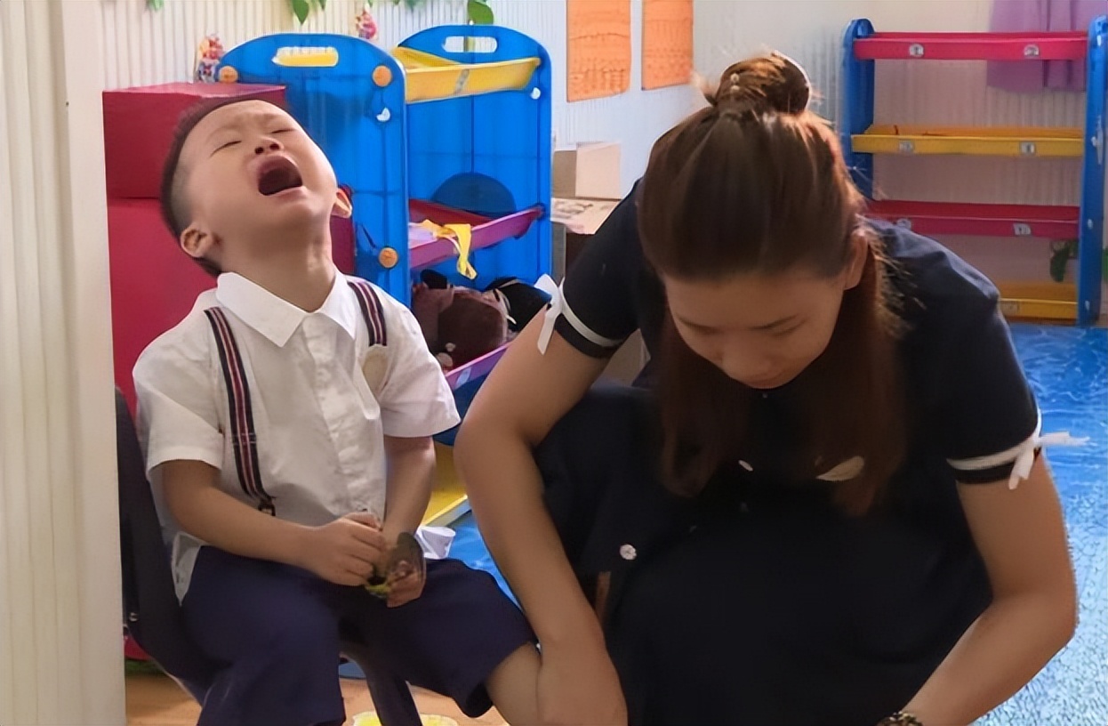 女幼师课上扒光4岁男童上衣，另有一名老师旁观，后续处理来了