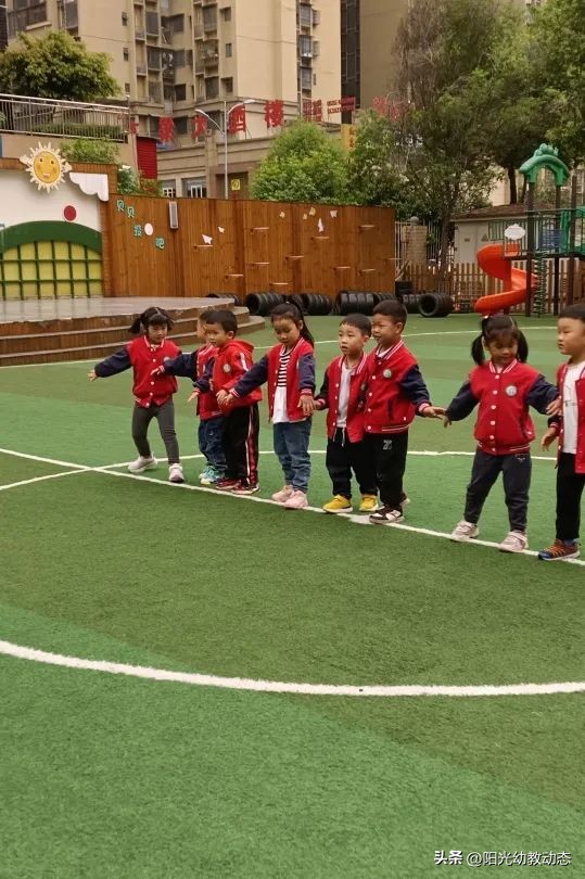 岳池县小学足球比赛,足球大比拼幼儿园游戏