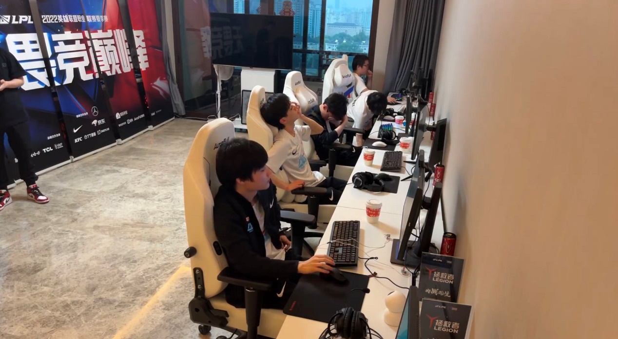 比Bin强太多了！LPL船长最强操作诞生：以一己之力，打退对面五人