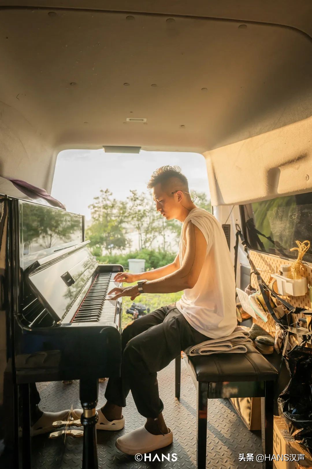 开着面包拖着钢琴，他弹遍武汉大街小巷