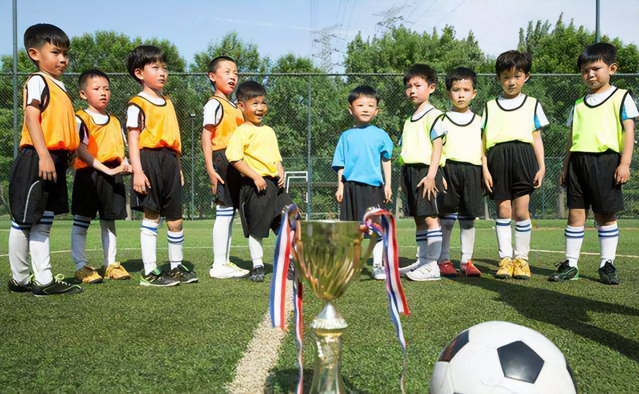 中国有几个足球青训学校,国足青训人民日报