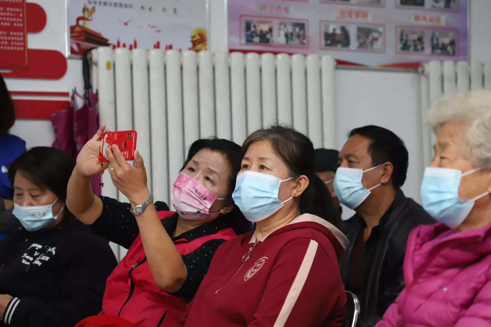 社工委关爱老人志愿服务活动简报,数字助老服务队伍