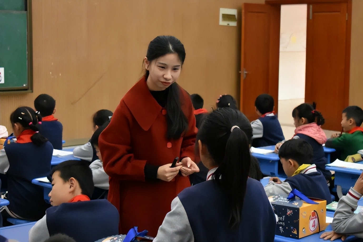 一乡村女老师详列收入支出辞职，校长哑口无言，却遭到网友嘲讽