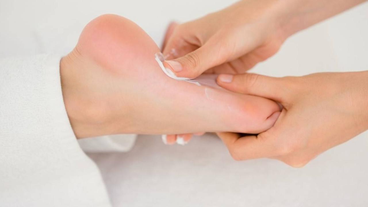 脚底板爱紫是什么原因,脚底板爱起皮是怎么回事