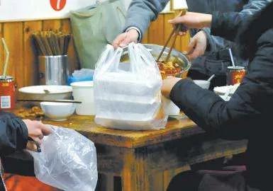 越来越多中国人热衷打包剩菜用国货，因为穷吗？务实的背后是自信