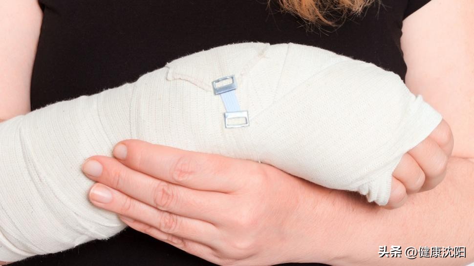 手腕摔伤后能活动是否骨折,手腕摔伤怎么辨别骨折还是扭伤