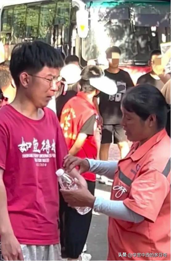 最美环卫工妈妈的儿子考了多少分,最美妈妈环卫工儿子上什么大学