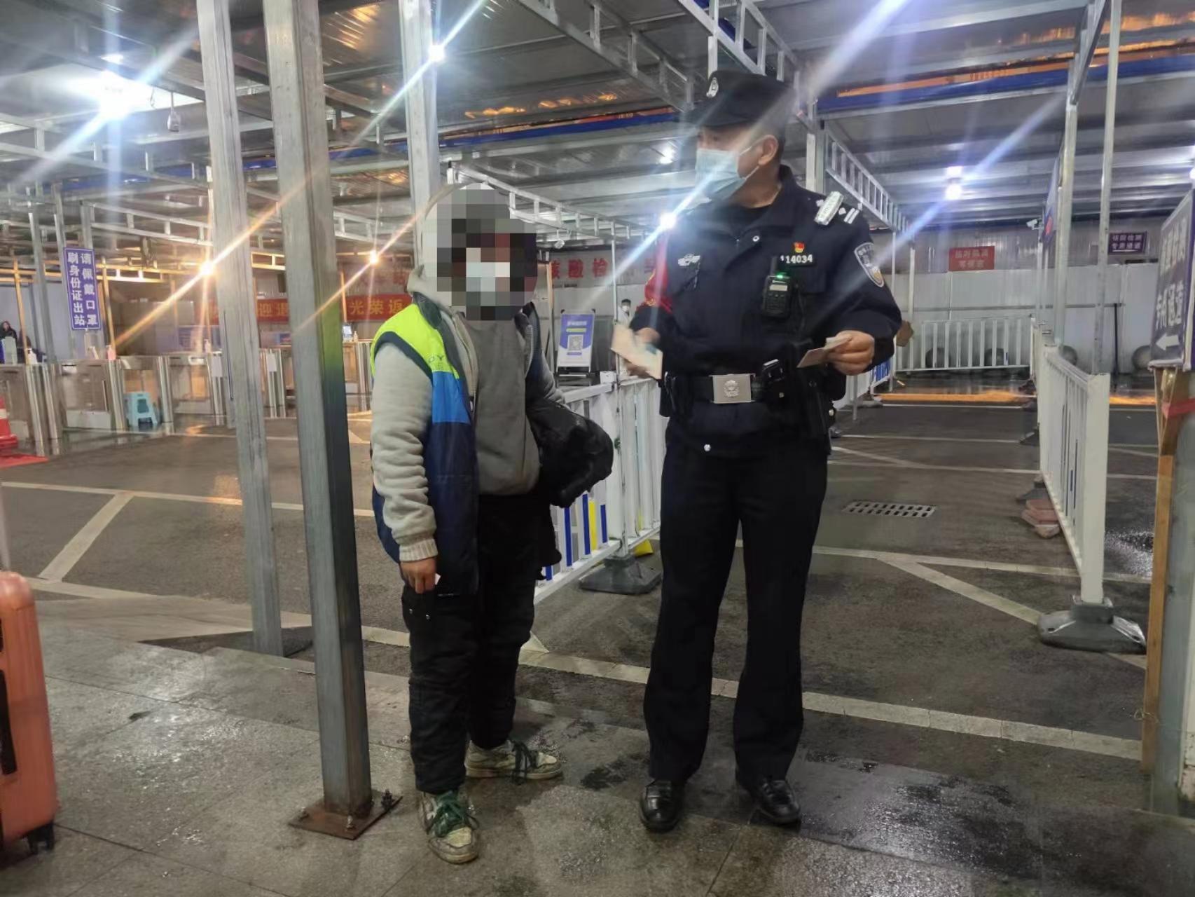 男孩秋夜离家民警暖心救助,少女离家出走民警暖心救助