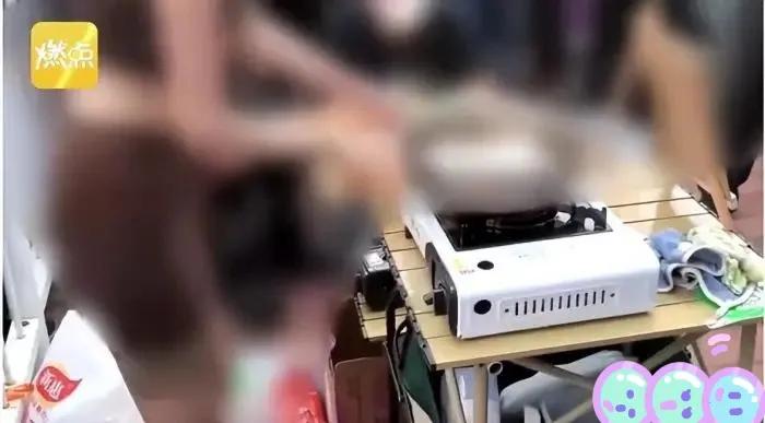 长沙女子坦诚相见街上行走，只因：男友买的不穿！更多毁三观爆料