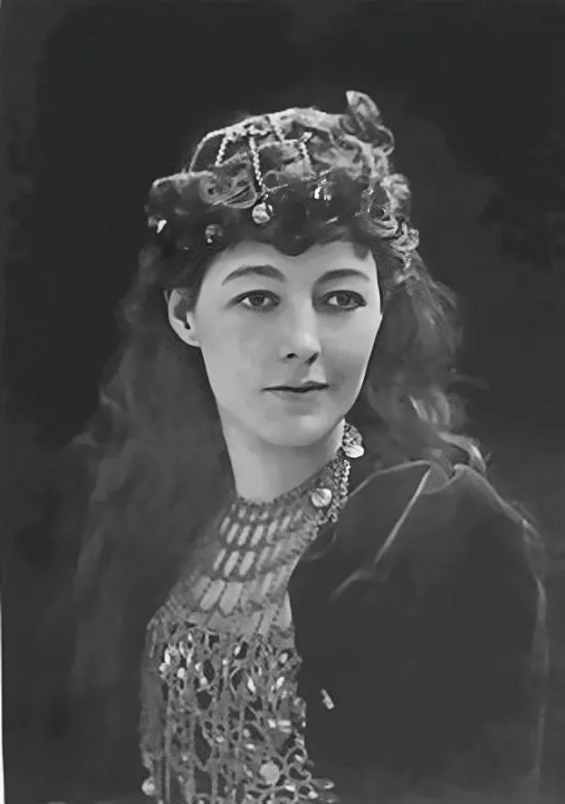 裸死街头，尸骨不全，戴过这颗3亿美金钻石的人最后有多惨