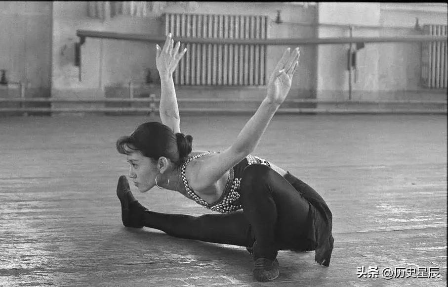 【晚清*楼青**旧影】*楼青**女媚态百出，丰乳肥臀，风情难挡！