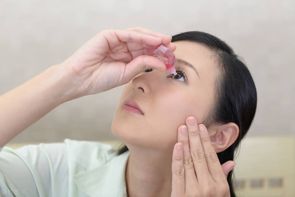 眼睛肿了，还有黄色的液体伴着血液流出来，究竟是怎么回事？