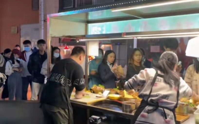 武汉90后小伙不开饭店卖煎饼,武汉90后小伙夜市卖煎饼