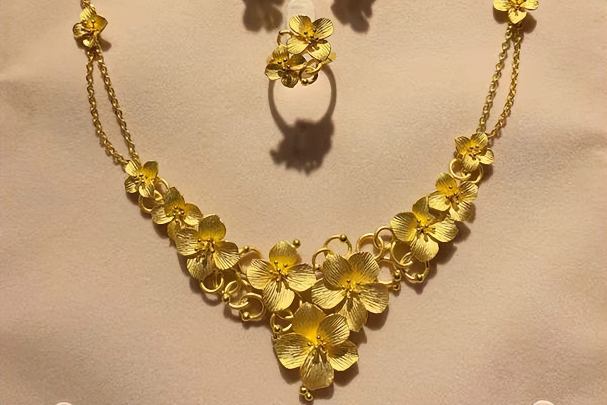 一老人在粮库放老鼠夹时捡到个金牌，儿媳妇:别声张，拿去打耳环