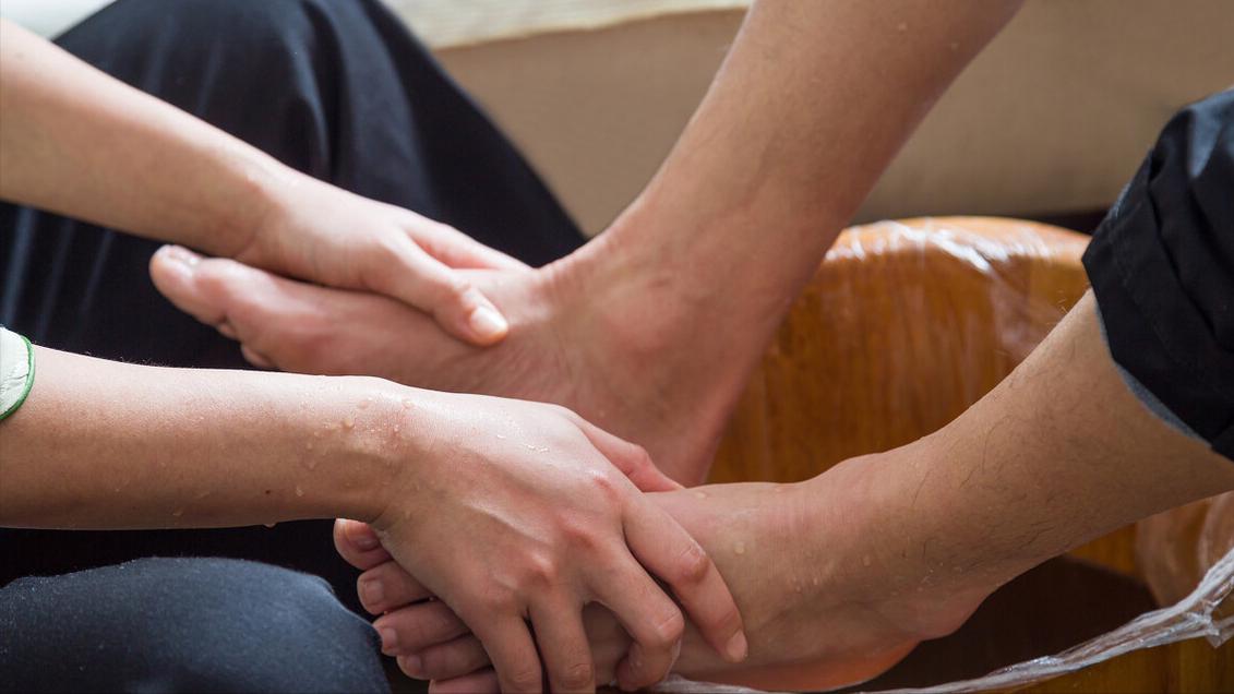 脚后跟干裂是什么原因造成的,为什么脚后跟容易干裂如何应对