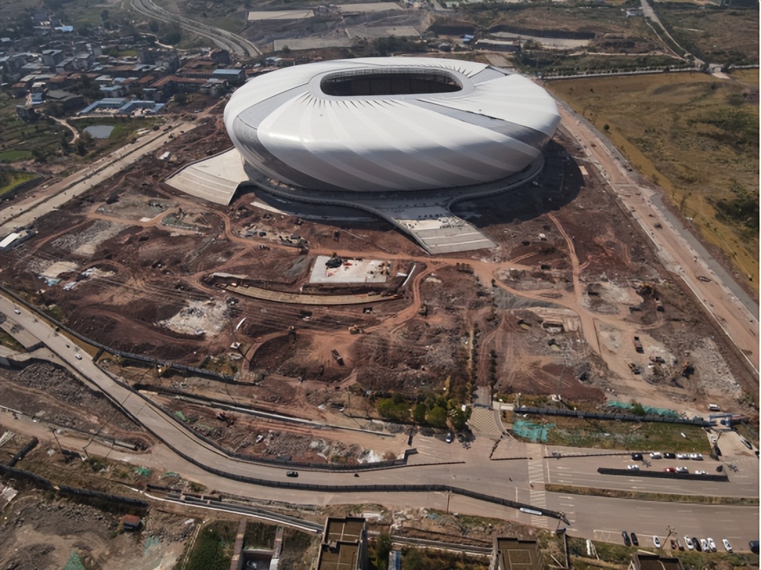 重庆专业足球场主体封顶,重庆专业足球场效果图