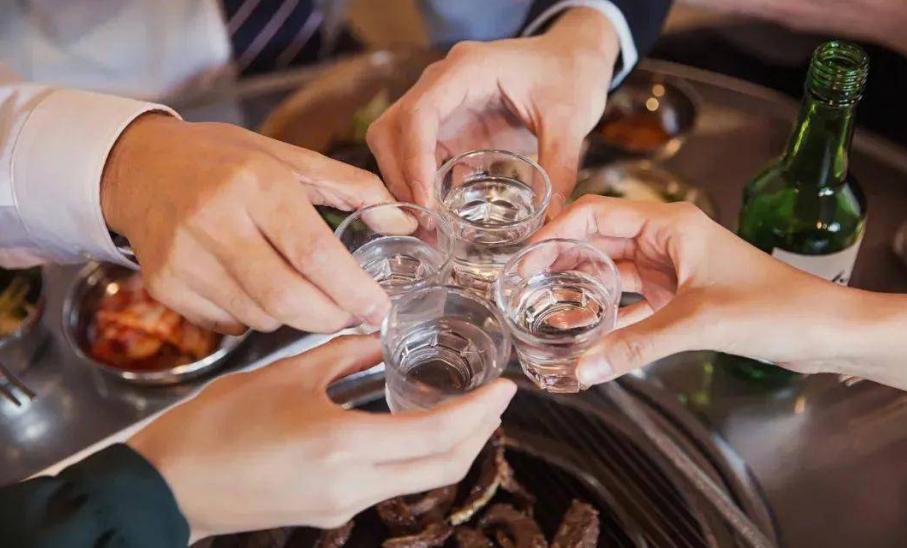 聚餐应酬：记住酒桌上的这6条*规则潜**，早知道少吃亏