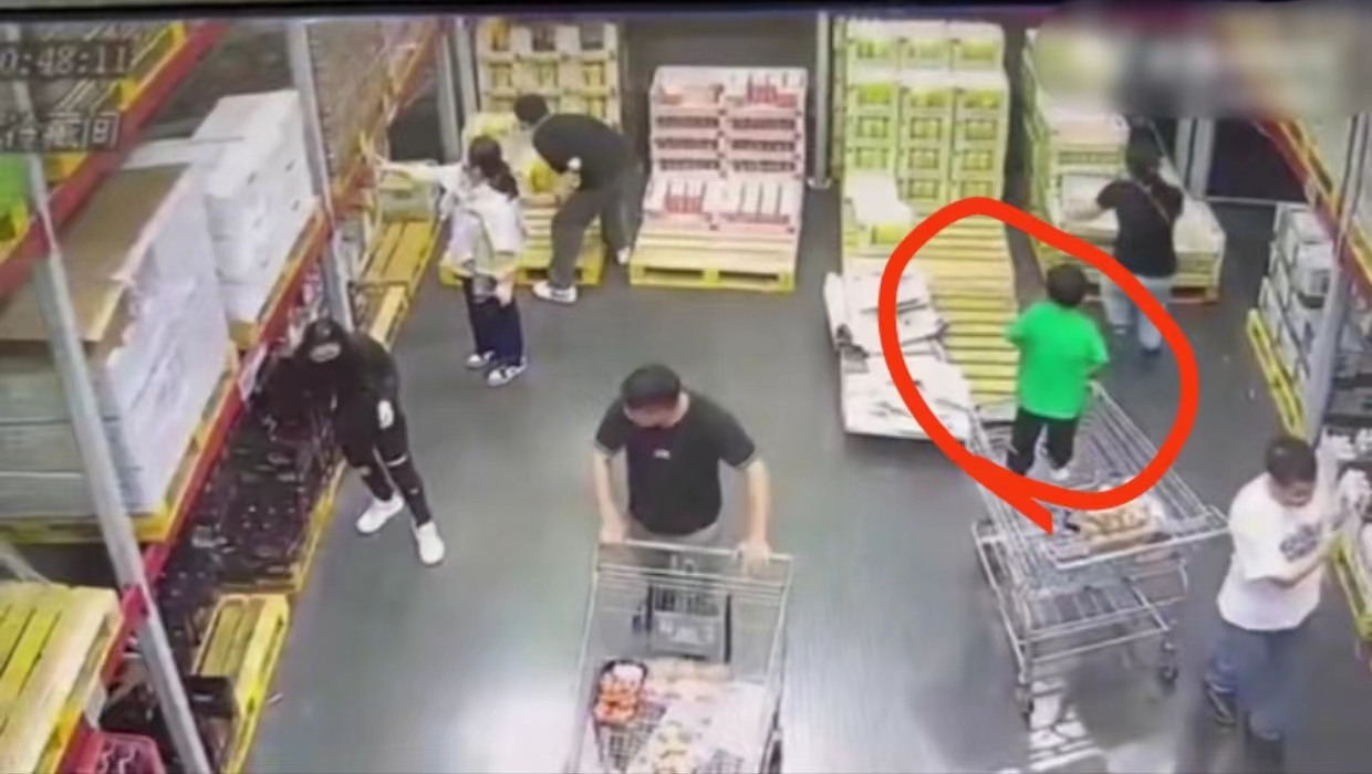 深圳山姆儿童摔下购物车,山姆超市小孩摔下购物车