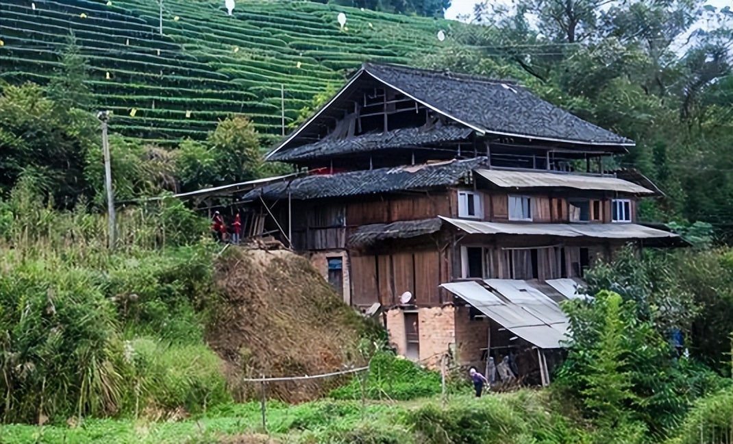 西安女子报团观光九寨沟，回到家之后发现，包里有个“百眼筛”