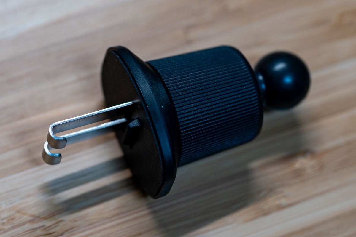 momax支架怎么样,车载磁吸手机支架最新款无线充电