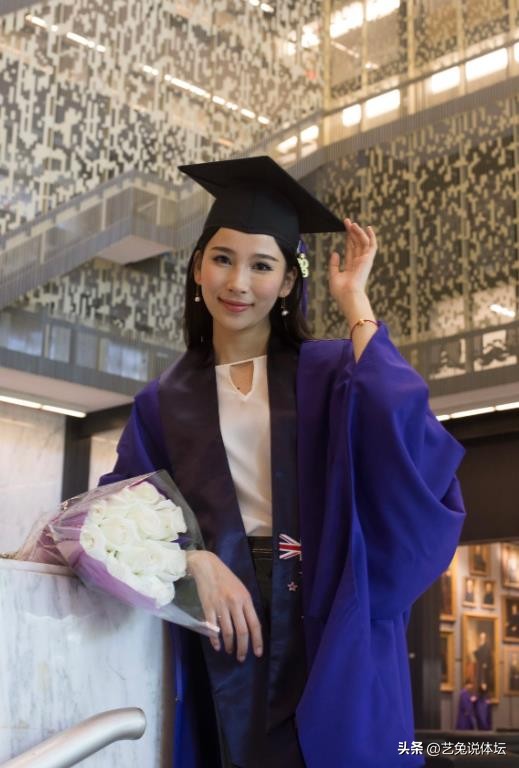 詹姆斯身边的背锅侠,湖人詹姆斯身后的美女