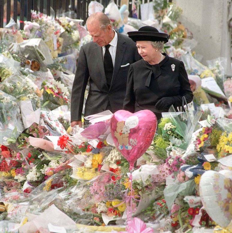 九十六张照片回顾英国女王的一生 (96张图看完英国女王的一生)