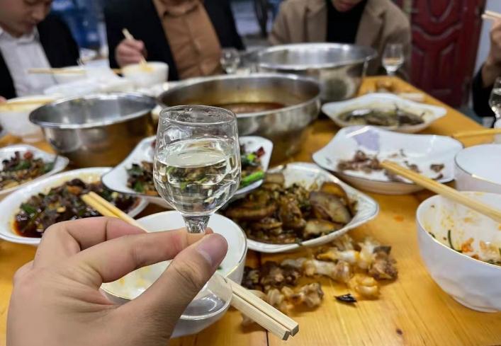 喝白酒，不管有钱没钱，这2种白酒尽量少喝，口感差还容易上头