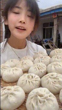 伴娘抢了新娘风头躲角落,伴娘躲在角落玩手机很漂亮