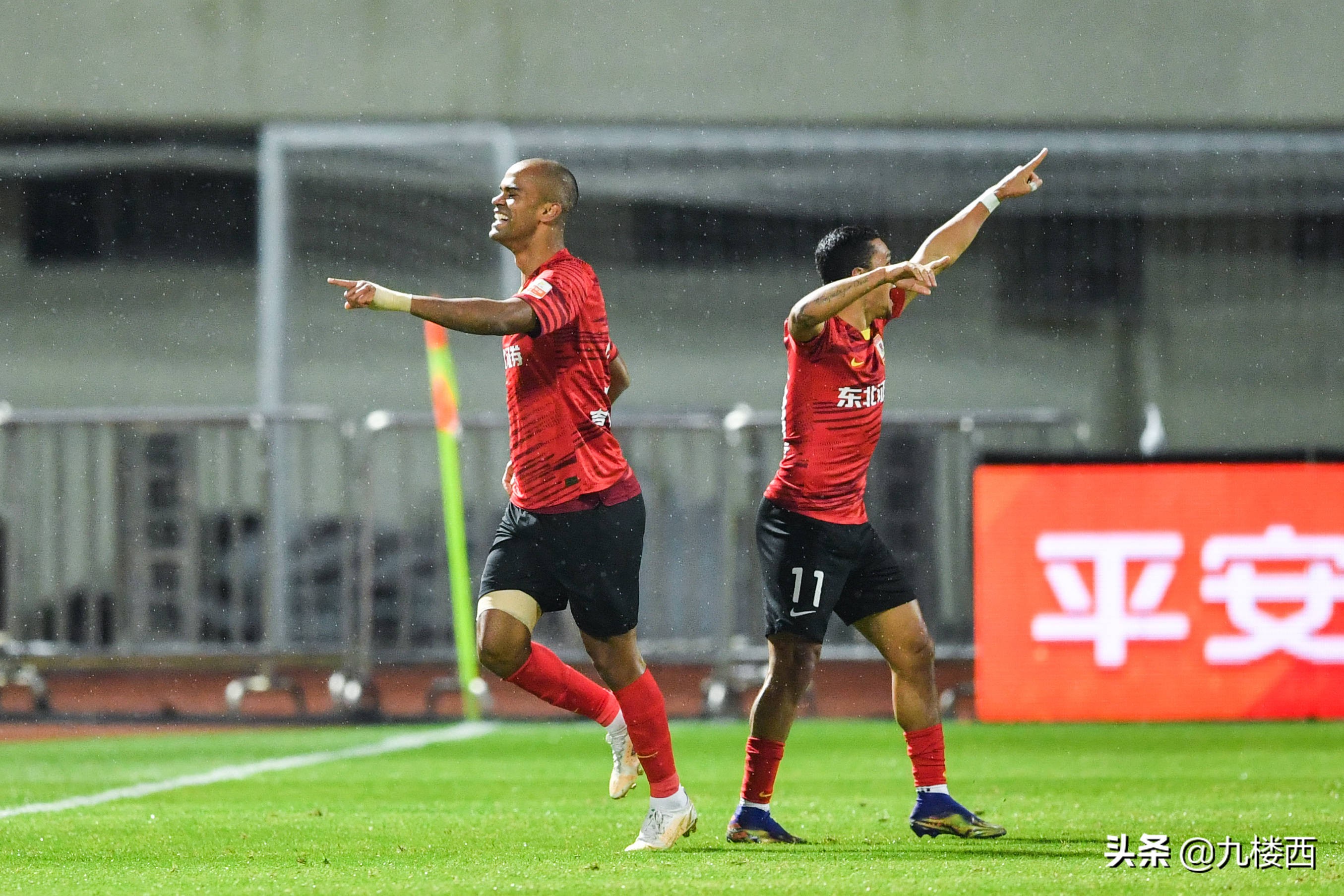 中国足球倒挂金钩后空翻,中国足球倒挂金钩被队友挡住