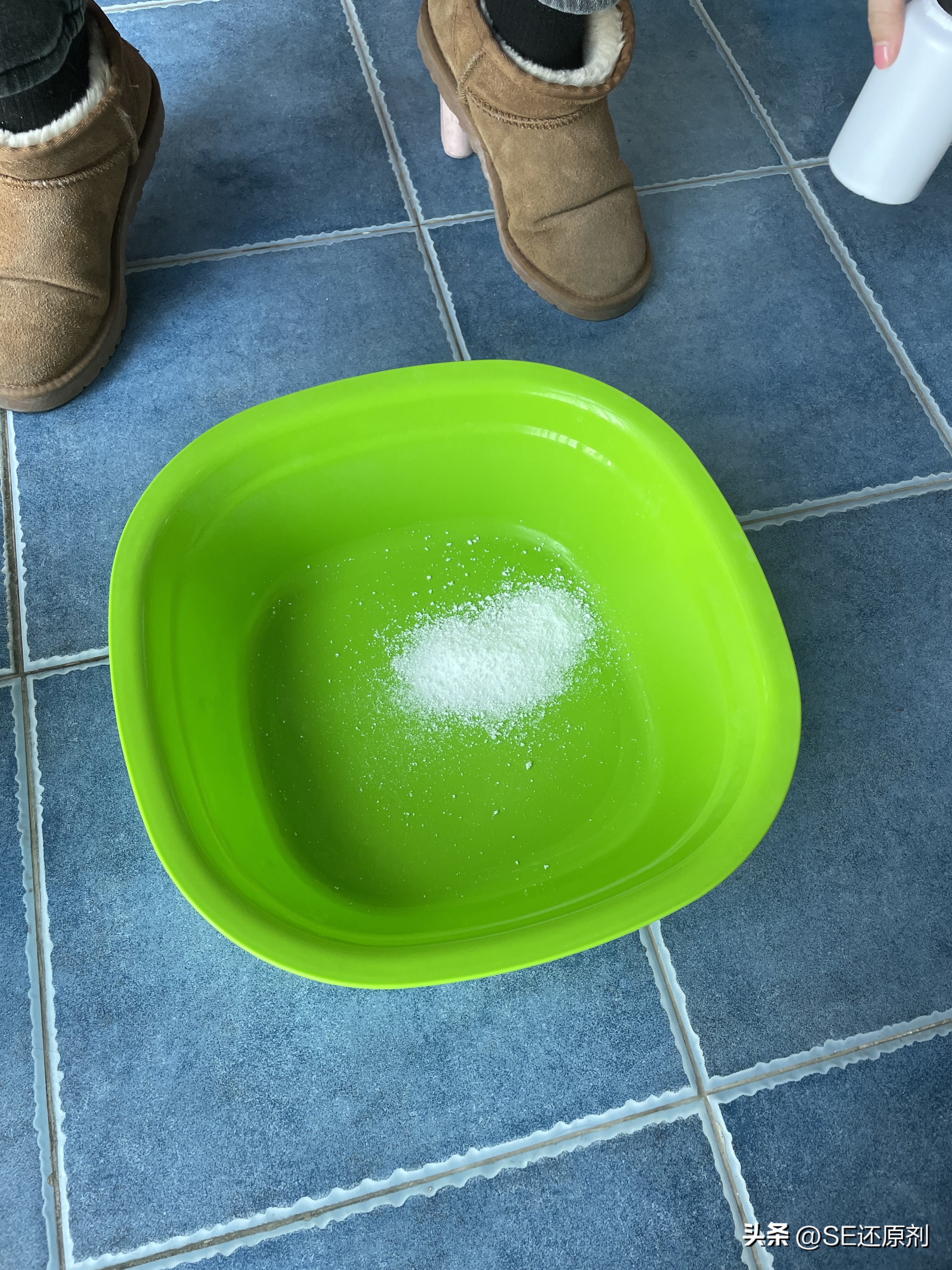 洗衣服白色被染色怎么恢复,洗衣服被染色了怎么洗回去