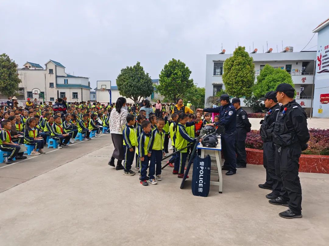 普法强基|石林风景区派出所“2+2+N”护校“安全伞”保平安