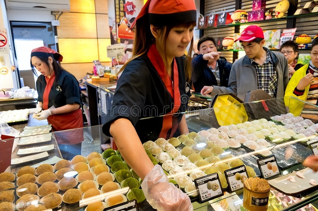 湖南老板开甜品店，利用“果汁免费喝”，一年获利100万，学学