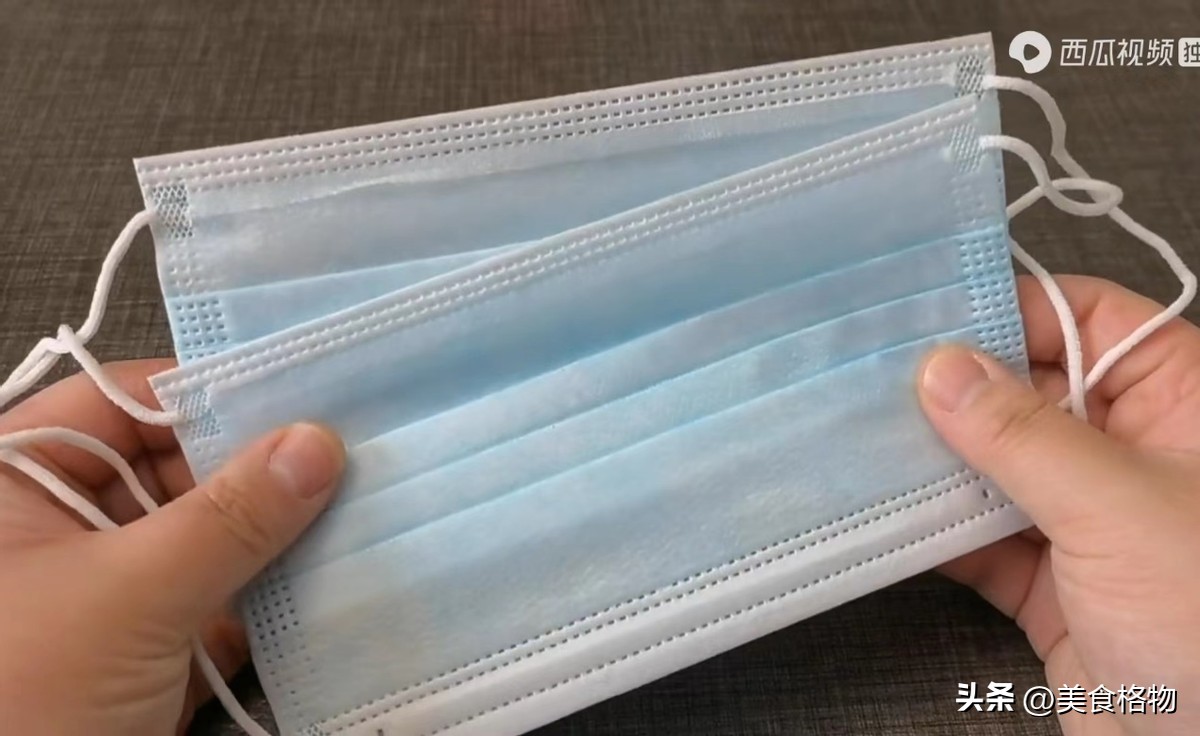 今天才知道，冰箱放上这三样东西，冰霜异味都不见，看懂回家试试