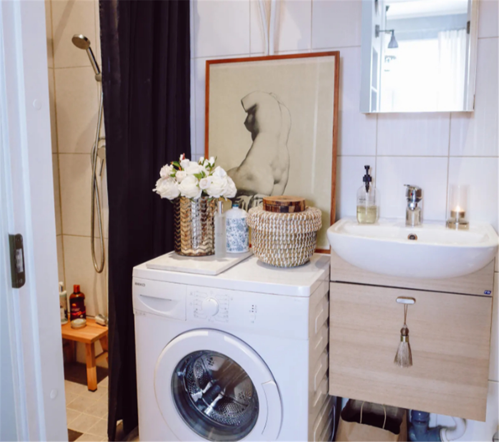 31岁“大姑娘”买下23㎡蜗居，小家切两半做客厅卧室：也太舒服了